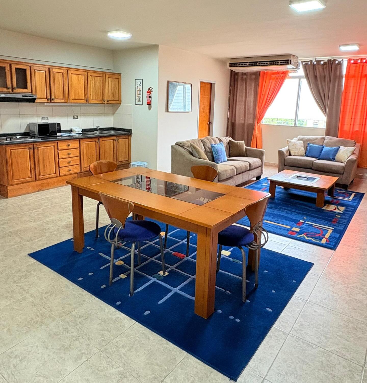 Comedor y cocina modernos